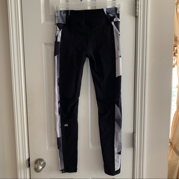 ALO Yoga Leggings - Picture 5 of 8